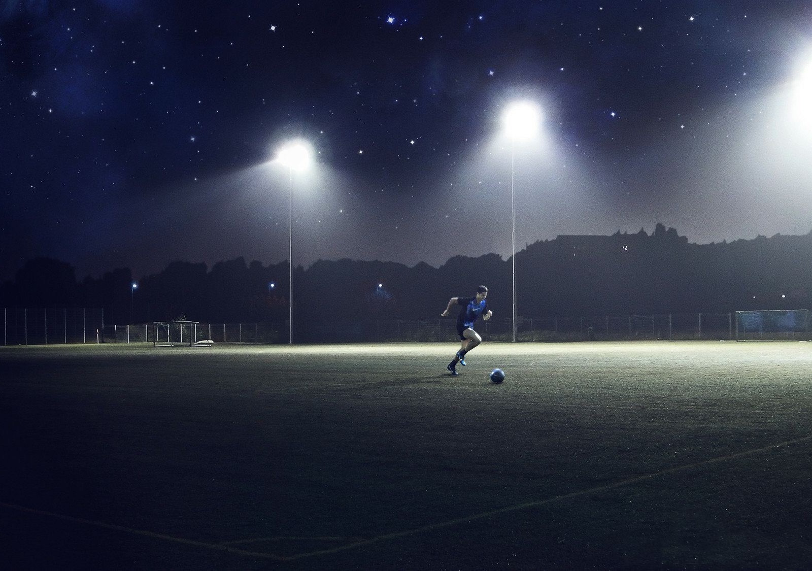 Пустое футбольное поле ночью